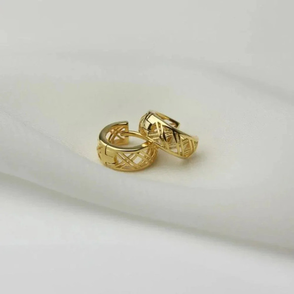 925 Sterling Silver Minimalist Huggie Hoop Earrings - Picture 5 of 9